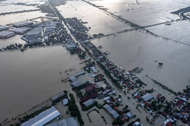 Foto udara kondisi jalur utama pantura Demak-Kudus yang terendam banjir di Kecamatan Karanganyar, Kabupaten Demak, Jawa Tengah, Senin (18/3). Foto: ANTARA FOTO/Aji Styawan