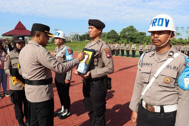 Kapolres Kubu Raya, AKBP Wahyu Jati Wibowo jatuhkan PTDH kepada personel yang meninggalkan tugas selama 3 hari berturut-turut. Foto: Dok. Polres Kubu Raya