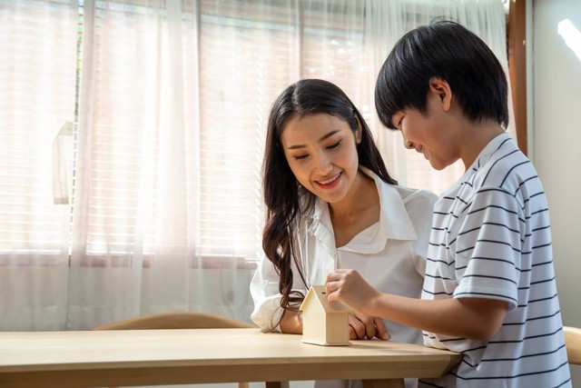 Ilustrasi ibu mengajarkan anak menabung. Foto: comzeal images/Shutterstock