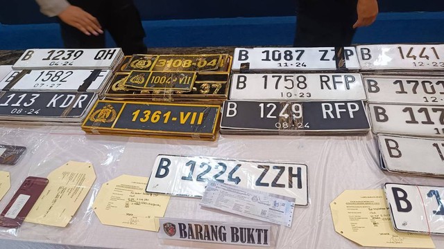 Barang bukti kasus pemalsuan STNK dan plat khusus pada Rabu (20/12/2023). Foto: Thomas Bosco/kumparan