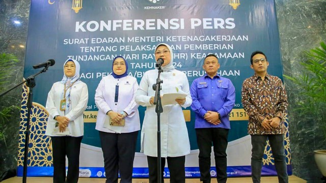 Menaker Ida Fauziyah (tengah) bersama Dirjen Binwasnaker dan K3 Kemnaker Haiyani Rumondang (kiri) ketika konferensi pers, Senin (18/3/2024). Foto: Dok. Kemnaker