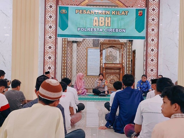 Kapolresta Cirebon, Kombes Pol Sumarni, saat memberikan pembinaan terhadap puluhan Anak-anak Berhadapan dengan Hukum (ABH) dalam kegiatan pesantren kilat di Masjid Syarif Hidayatullah Asrama Polisi, Kelurahan Kaliwadas, Kecamatan Sumber, Kabupaten Cirebon, Senin (18/3). Foto: Tarjoni/Ciremaitoday