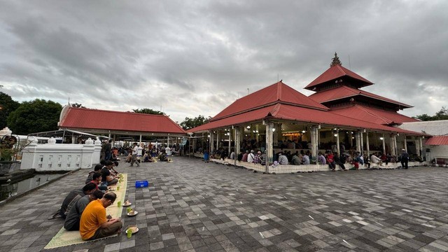 Jemaah bersiap untuk berbuka puasa di Masjid Gedhe Kauman Yogyakarta, Senin (18/3). Foto: Arif UT/Pandangan Jogja