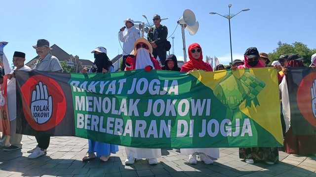 Sejumlah massa menggelar aksi demonstrasi di Titik Nol Kota Yogyakarta, Selasa (19/3). Foto: Panji/kumparan