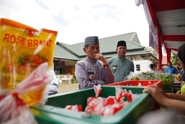 Pj Wali Kota Pontianak, Ani Sofian saat mengunjungi pasar murah beberapa waktu lalu. Foto: Dok. Pemkot Pontianak