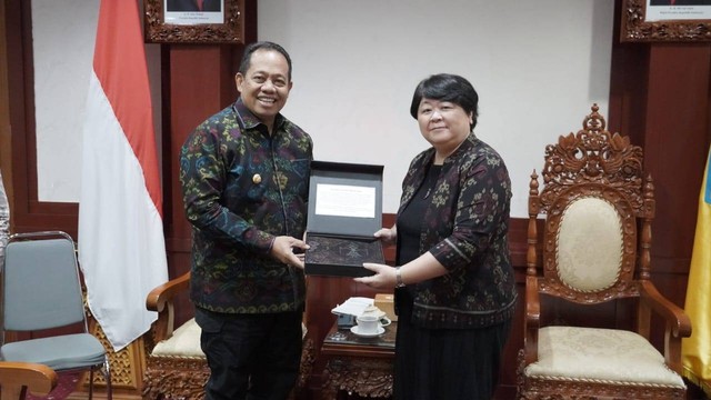 Penyerahan cendera mata berupa kain endek dari Pj. Gubernur Mahendra Jaya kepada Konjen Jepang Katsumata Harumi - IST. 