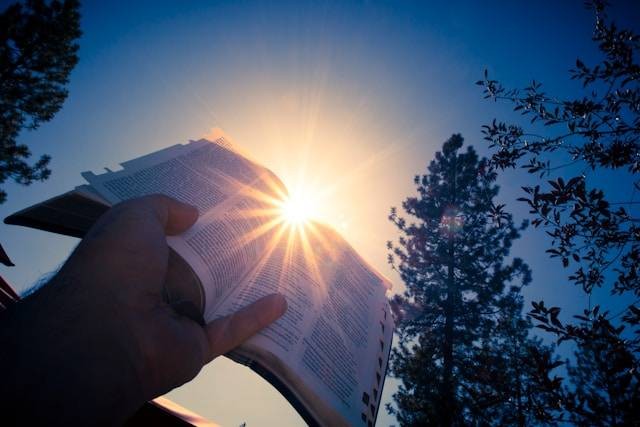 Contoh Sikap Moderat dalam Beragama. Foto hanya ilustrasi. Sumber foto: Unsplash/Timothy
