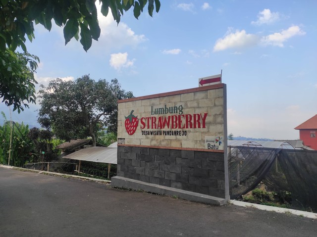 Papan nama Lumbung Strawberry Desa Pandanrejo, Kota Batu, Jawa Timur (Foto: Novaldo Bambang Adi P)