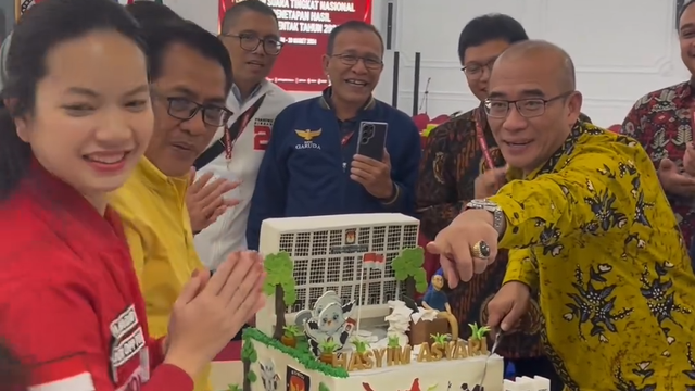 Caleg PSI memberikan kue ulang tahun ke Ketua KPU RI. Foto: Instagram/@marshavda