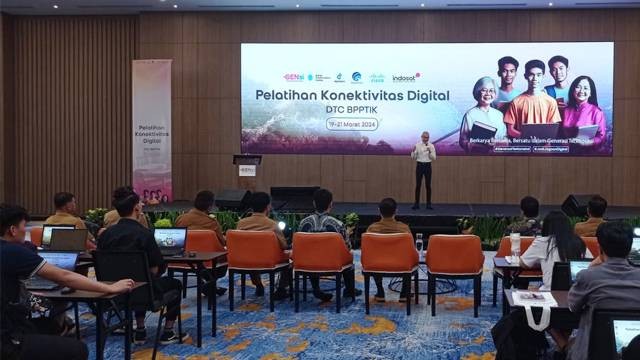 Steve Saerang, SVP Head of Corporate Communications Indosat Ooredoo Hutchison memberikan sambutan pada pembukaan program pelatihan bidang TIK dalam kerangka Digital Transformation Centers (DTC) Initiatives Framework bersama dengan program Generasi Terkoneksi (GenSi), di Minahasa Utara, Selasa (19/3).