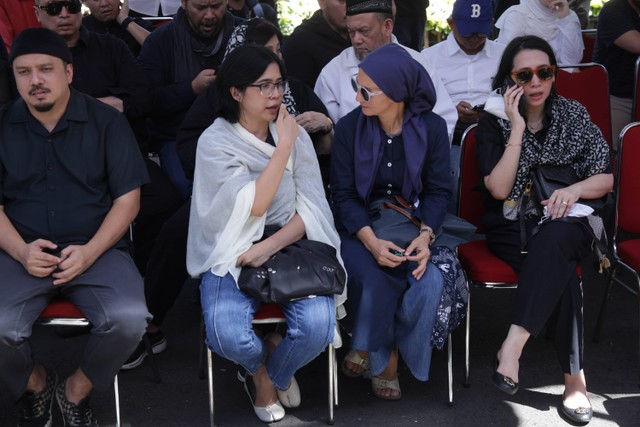 Sejumlah keluarga dan sahabat di rumah duka almarhum Firza Achmar Paloh vokalis band Sore di Masjid Al Fallah Bona Indah, Lebak Bulus, Jakarta, (19/3/2024). Foto: Agus Apriyanto