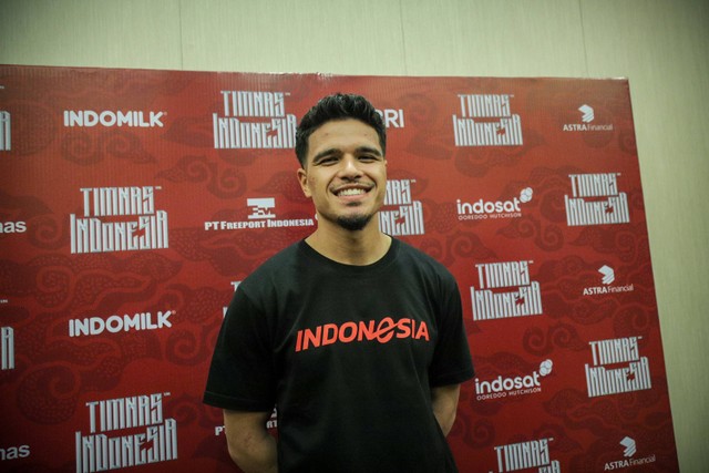 Striker Timnas Indonesia Ragnar Oratmangoen saat diwawancarai para jurnalis di Hotel Fairmont, Senayan, Jakarta, Selasa (19/3/2024). Foto: Jamal Ramadhan/kumparan