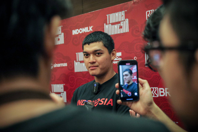 Pemain Timnas Indonesia Adi Satryo saat diwawancarai para jurnalis di Hotel Fairmont, Senayan, Jakarta, Selasa (19/3/2024). Foto: Jamal Ramadhan/kumparan