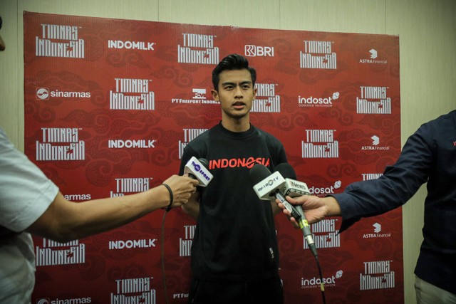 Bek Timnas Indonesia Arhan Pratama saat diwawancarai para jurnalis di Hotel Fairmont, Senayan, Jakarta, Selasa (19/3/2024). Foto: Jamal Ramadhan/kumparan