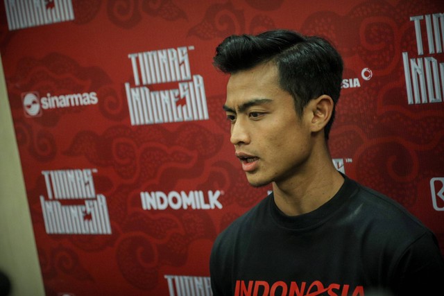 Bek Timnas Indonesia Arhan Pratama saat diwawancarai para jurnalis di Hotel Fairmont, Senayan, Jakarta, Selasa (19/3/2024). Foto: Jamal Ramadhan/kumparan