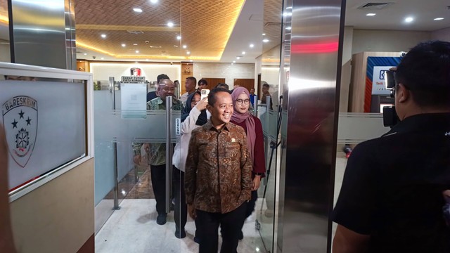 Menteri Investasi Bahlil Lahadalia datang ke Bareskrim Polri, Selasa (19/3).  Foto: Thomas Bosco/kumparan