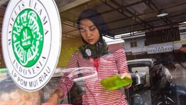 Lambang sertifikasi halal di sebuah usaha mandiri milik warga di Pekan Baru, Riau. Sumber: Antara Foto/ FB Anggoro