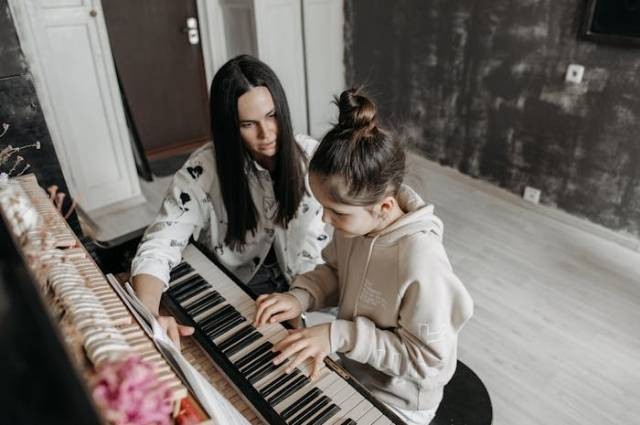 Ilustrasi belajar bermain piano klasik, sumber foto: Pavel Danilyuk by pexels.com