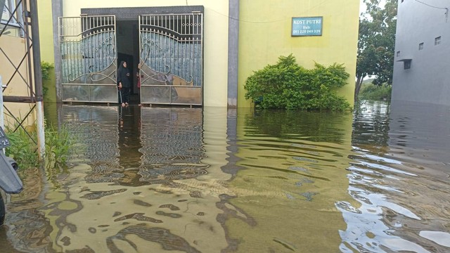 Banjir di depan indekos Canya. Dok: kumparan.