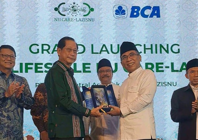 BCA bekerja sama dengan Lembaga Amil Zakat, Infak, dan Sedekah Nahdlatul Ulama (NU Care-LAZISNU) untuk memberikan donasi hingga zakat lewat BCA Mobile, Selasa (19/3/2024). Foto: Achmad Ghifari Firdaus/kumparan