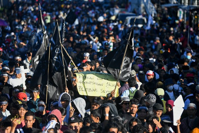 Pengunjuk rasa membawa poster saat menyampaikan aspirasinya di depan kompleks Parlemen, Senayan, Jakarta, Selasa (19/3/2024).  Foto: M Risyal Hidayat/ANTARA FOTO