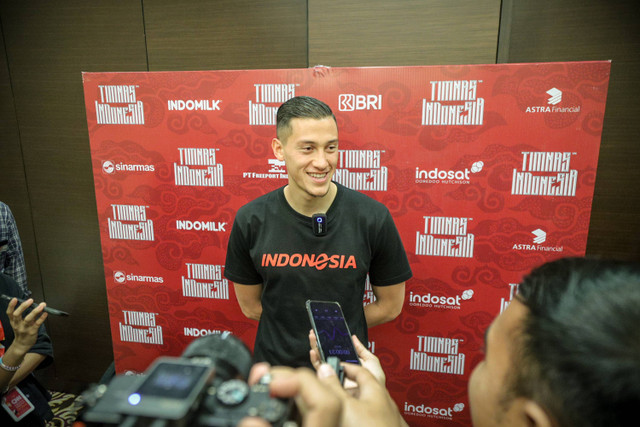 Bek Timnas Indonesia Jay Idzes saat diwawancarai para jurnalis di Hotel Fairmont, Senayan, Jakarta, Selasa (19/3/2024). Foto: Jamal Ramadhan/kumparan