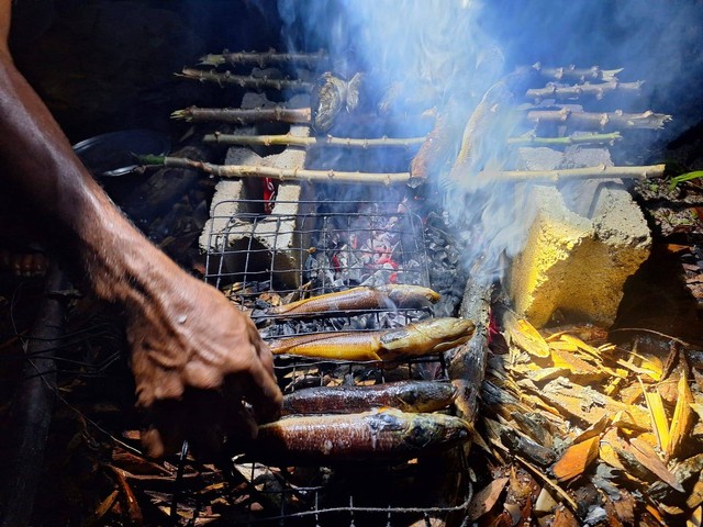 Kegiatan membakar ikan mengar "Nunu Mengar" Sumber: Koleksi Pribadi.