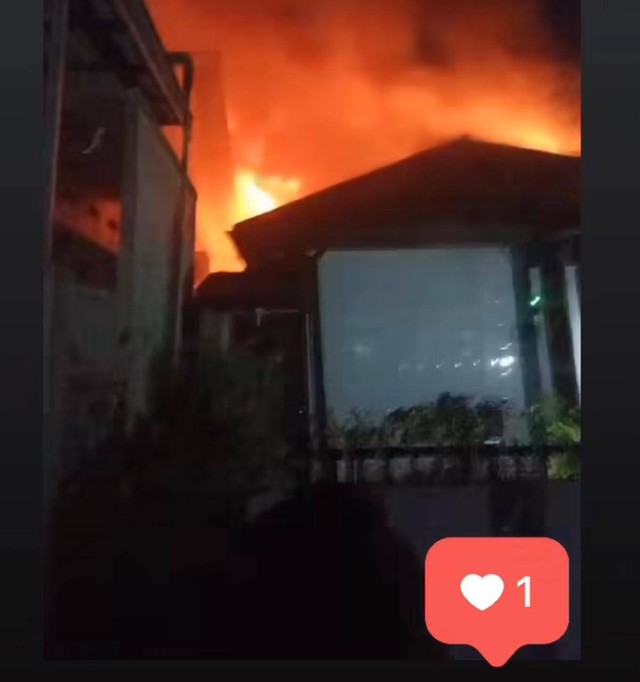 Kebakaran di Gang Kurnia Sari, Tanjung Raya 2, Pontianak hanguskam rumah warga. Foto: Dok. Instagram @dailypontianak