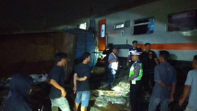 KA Putri Deli Tabrak Truk yang Terobos Palang di Sumut: Masinis Terjepit & Luka.  Foto: Dok. Istimewa