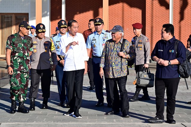 Presiden Jokowi berangkat kunjungan kerja ke Kalimantan Barat. Foto: Muchlis Jr/Biro Pers Sekretariat Presiden