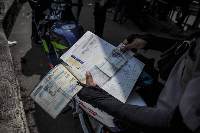 Petugas melakukan cek fisik kendaraan roda dua di Samsat Bandung Tengah, Jawa Barat, Rabu (4/1/2023). Foto: Raisan Al Farisi/Antara Foto