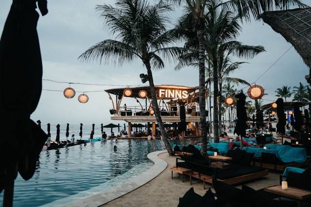  Beach Club Terkenal di Bali. Foto hanya ilustrasi bukan tempat sebenarnya. Sumber foto: Unsplash.com/Ryan Farid