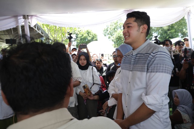 Sejumlah kerabat dan keluarga saat mengantarkan pemakaman jenazah Donny Kesuma di TPU Tanah Kusir, Jakarta, Rabu, (20/3/2024). Foto: Agus Apriyanto