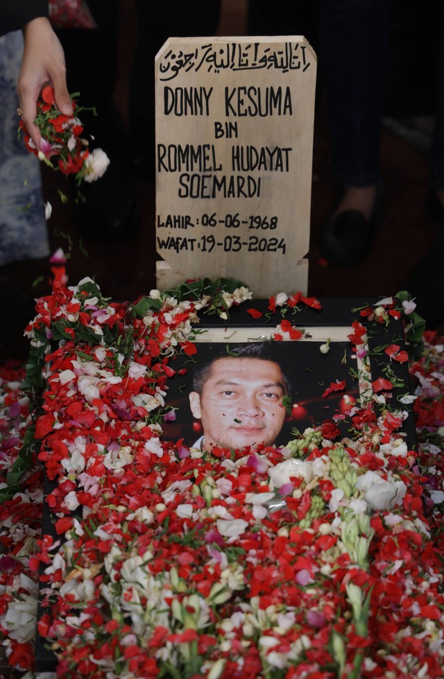Sejumlah kerabat dan keluarga saat mengantarkan pemakaman jenazah Donny Kesuma di TPU Tanah Kusir, Jakarta, Rabu, (20/3/2024). Foto: Agus Apriyanto
