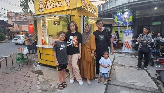 Artis Jessica Iskandar (Jeddar) dan anaknya, El, mencicipi Risol Mentai buatan UMKM asal Jember, Risol Mamacel. Foto: Dok. Istimewa