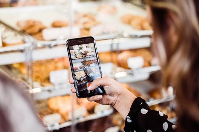 Hukum Melihat Makanan Saat Puasa. Foto Hanya Ilustrasi. Sumber Foto: Unsplash.com/Jenna Day