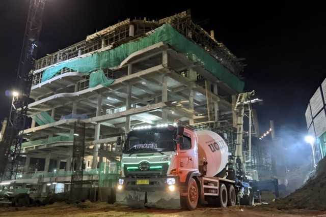 Pengiriman bahan bangunan dari SIG untuk pembangunan infrastruktur Gedung Kemenko 1 di Kawasan Inti Pusat Pemerintahan (KIPP) Ibu Kota Nusantara. Foto: Dok. Semen Indonesia 