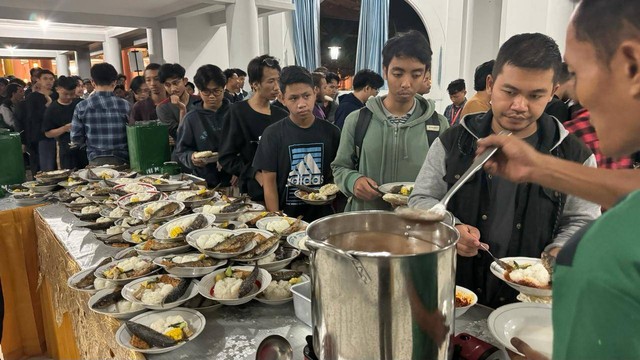 Antrean ratusan jemaah untuk mendapatkan hidangan sahur gratis di Masjid Kampus UGM, Selasa (19/3). Foto: Arif UT/Pandangan Jogja