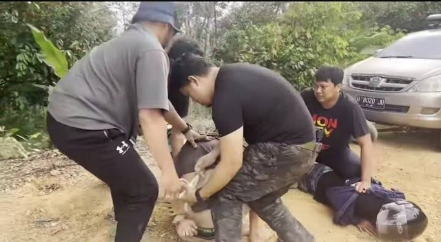 Polisi terpaksa menembak kaki pelaku pembunuhan di Singkawang. Foto: Dok. Istimewa