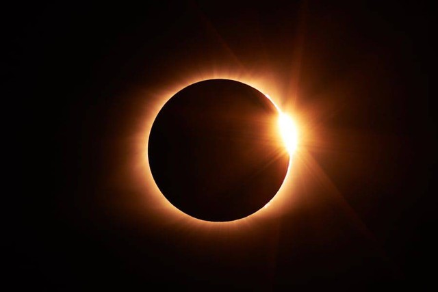 Ilustrasi mengapa gerhana matahari total itu istimewa? Sumber foto: Unplash/Jongsun Lee