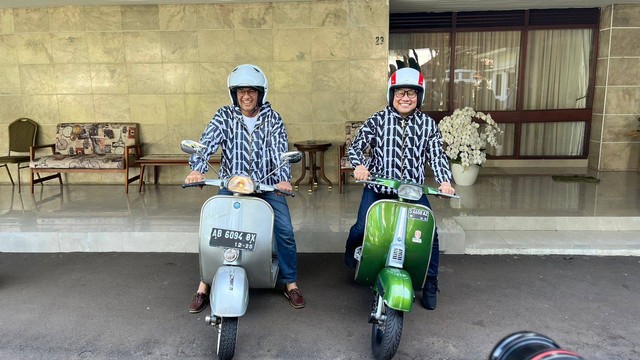 Anies-Muhaimin berangkat berburu takjil di Pasar Takjil Bendungan Hilir menggunakan vespa, Jakarta, Rabu (20/3). Foto: Haya Syahira/kumparan