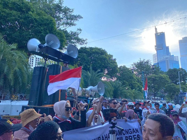 Massa menggelar unjuk rasa di depan KPU, Jakarta, Rabu (20/3). Foto: Ainun Nabila/kumparan