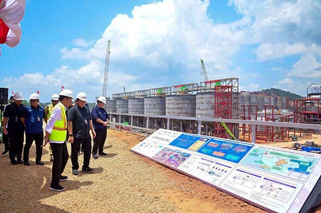 Presiden Joko Widodo (Jokowi) meninjau langsung Smelter Grade Alumina Refinery (SGAR) di Kabupaten Mempawah, Kalimantan Barat (Kalbar), Rabu. Foto: Yashinta Difa Pramudyani/Antara