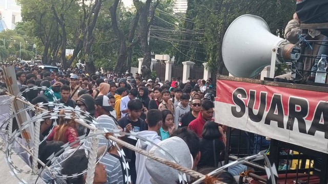 Massa aksi pro pemerintah menyetel lagu "Oke Gas" saat aksi demonstrasi di depan kantor KPU RI, Menteng, Jakarta Pusat, Rabu (20/3). Foto: Fadlan Nuril Fahmi/kumparan