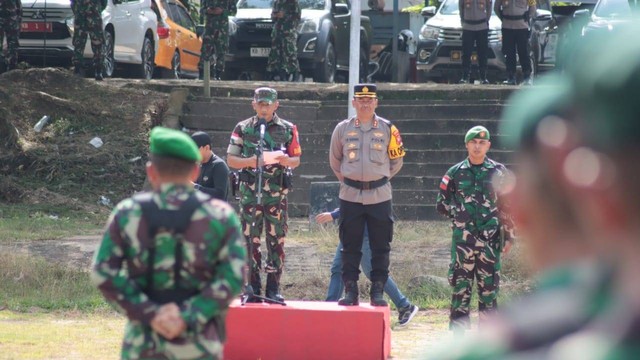 Dandim 1204/Sanggau dan Kapolres Sekadau memimpin apel gelar pasukan pengamanan jelang kunjungan kerja Jokowi di Sekadau. Foto: Dok. Polres Sekadau