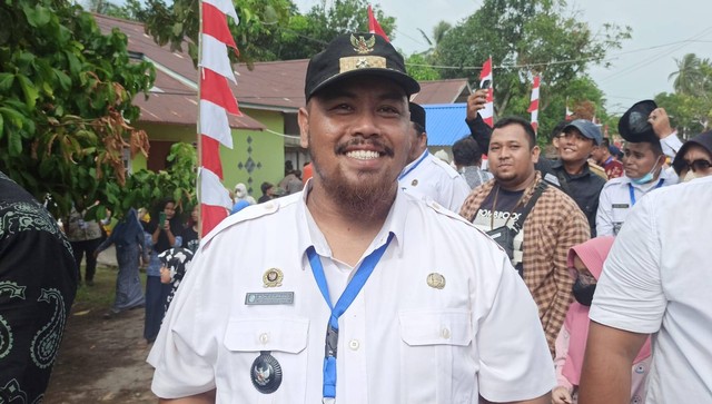 Kepala Desa Pasir Panjang, Mohlis Supriandi ucapkan terima kasih kepada Jokowi yang kunjungi desanya. Foto: Muhammad Zain/Hi!Pontianak