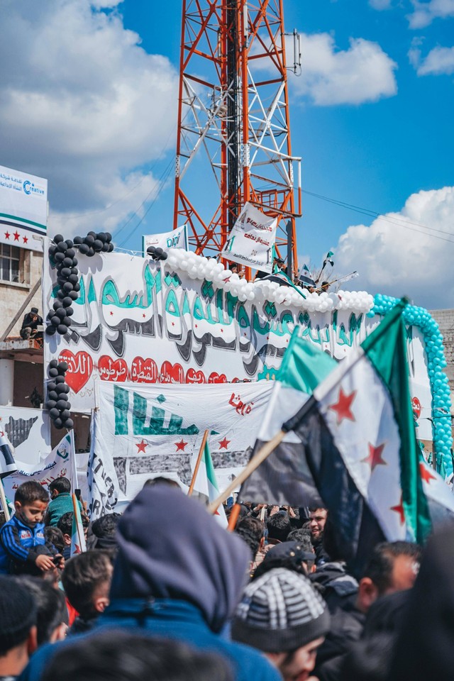 Foto oleh osama naser dari Pexels: https://www.pexels.com/id-id/foto/banner-spanduk-tanda-penanda-11703093/Ilustrasi gambar Arab Spring