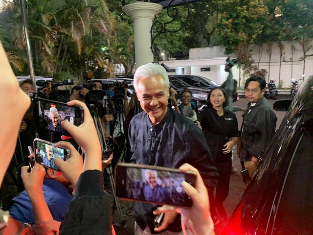 Capres 03 Ganjar Pranowo tiba di acara bukber bersama cawapres Mahfud MD dan relawan. Foto: Paulina Herasmaranindar/kumparan