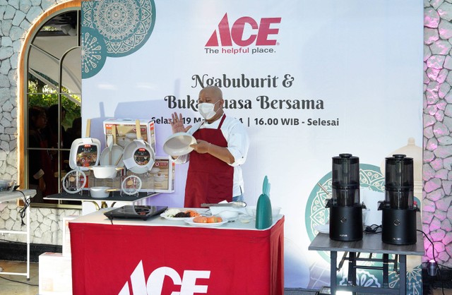 Peralatan masak dan tips merawat wajan anti lengket dalam acara buka bersama ACE di restoran DION, Jakarta (19/3/2024). Foto: ACE