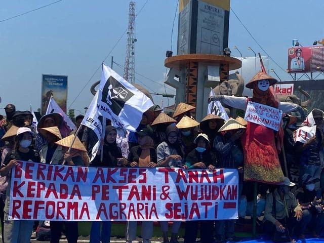Ratusan petani lakukan aksi damai di Tugu Adipura, Bandar Lampung. | Foto: Sinta Yuliana/Lampung Geh